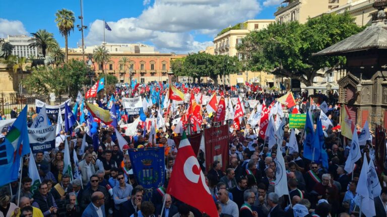 Manifestazione contro il caro-bollette a Palermo