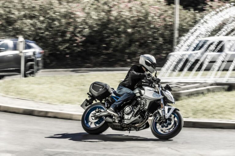 Suzuki presenta a Eicma le nuove V-Strom 800DE e GSX-8S