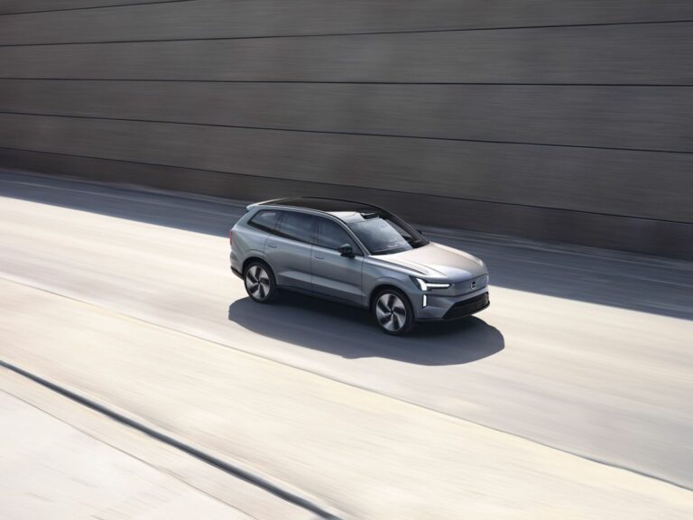Volvo EX90, un’elettrica da 600 km che illumina anche casa