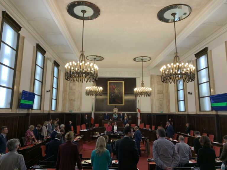 Milano, minuto di silenzio a Palazzo Marino per studente investito