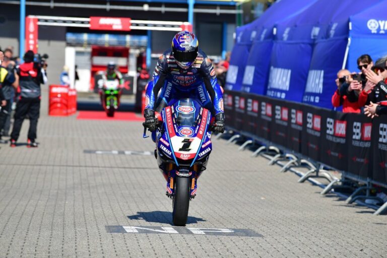 Superbike, Razgatlioglu rinvia la festa di Bautista