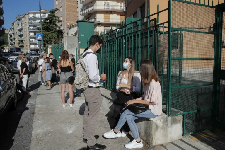 Scuola, 80 mila studenti bocciati per troppe assenze
