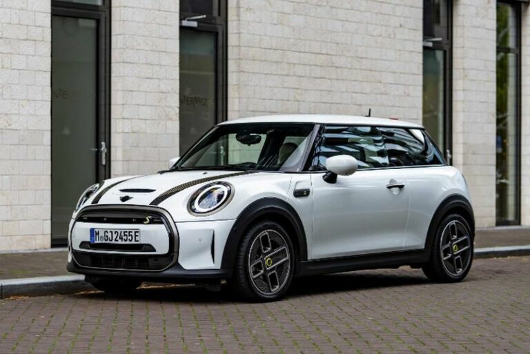 Arriva la Mini Cooper SE Resolute Edition in Nanuq White