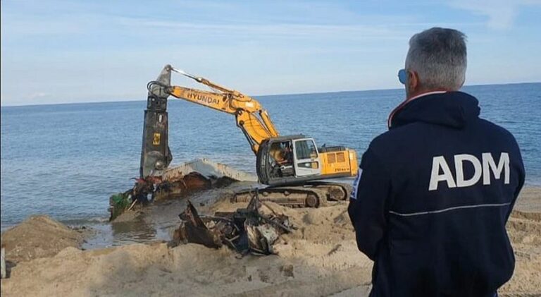 Catanzaro, rimosso un peschereccio di 20 metri dalla spiaggia a Badolato