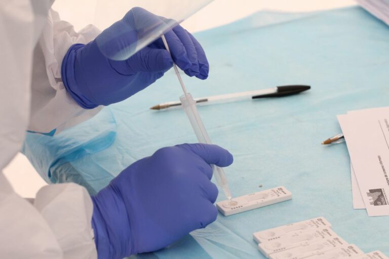 Covid, In una settimana 208.346 positivi e 533 decessi