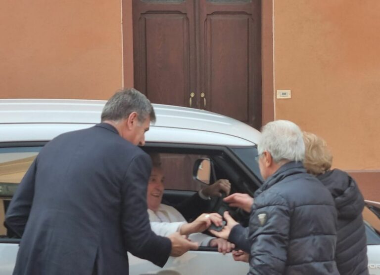 Papa Francesco nella terra dei suoi avi, gli astigiani gli fanno festa