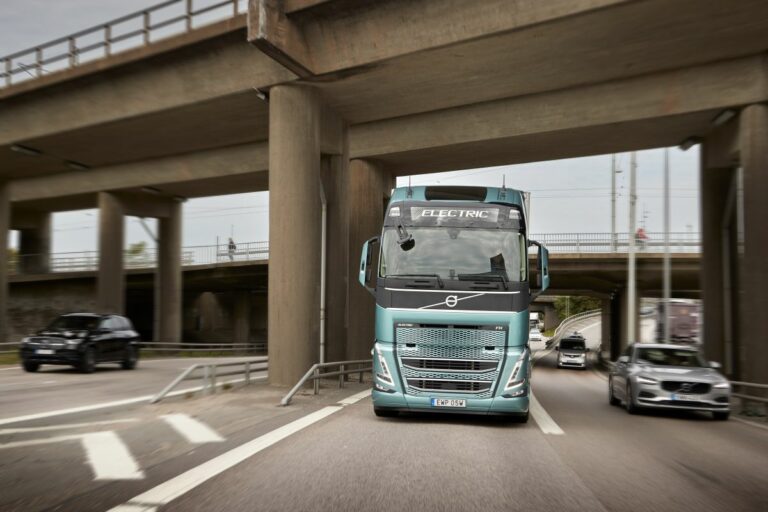 Volvo consegna camion elettrici con acciaio privo combustibili fossili