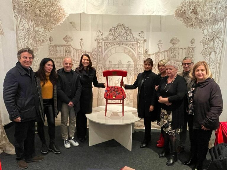 Violenza donne, in Liguria a Palazzo Ducale collocata #lasediarossa