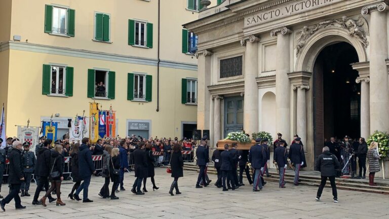 A Varese i funerali di Stato per Maroni, presenti Meloni e ministri