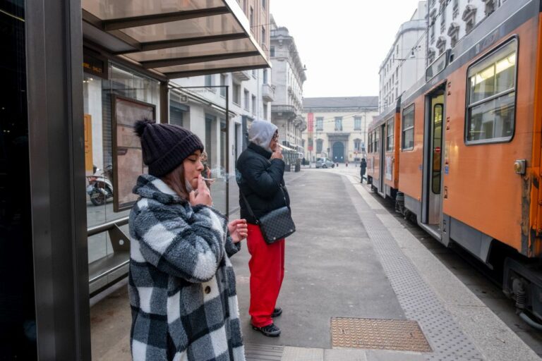 Sigarette ai minori, per il 58,7% dei milanesi divieto non rispettato