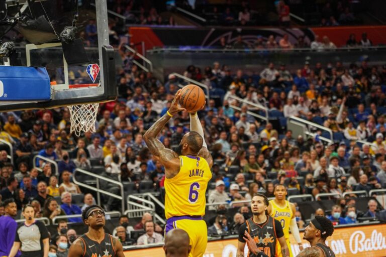LeBron trascina i Lakers, Phoenix batte Utah