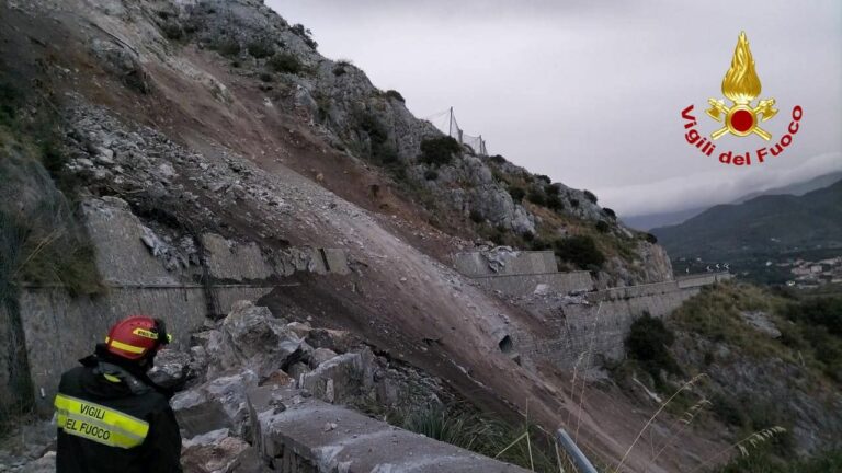 Maltempo, frana investe strada statale a Maratea finendo in spiaggia