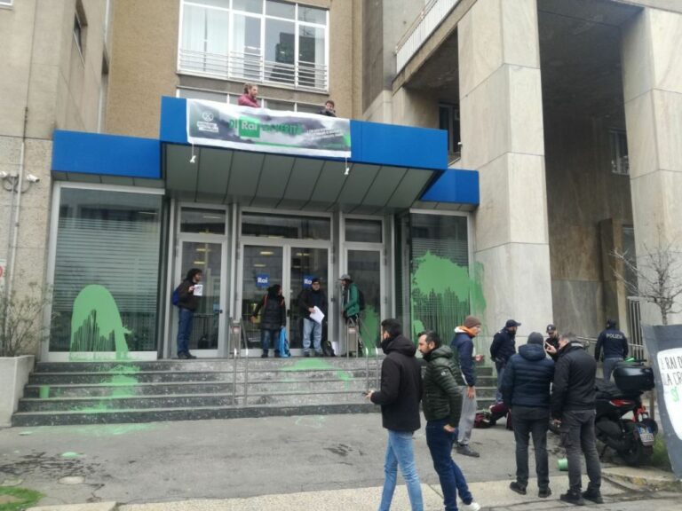 Milano, Attivisti ambientalisti imbrattano sede Rai