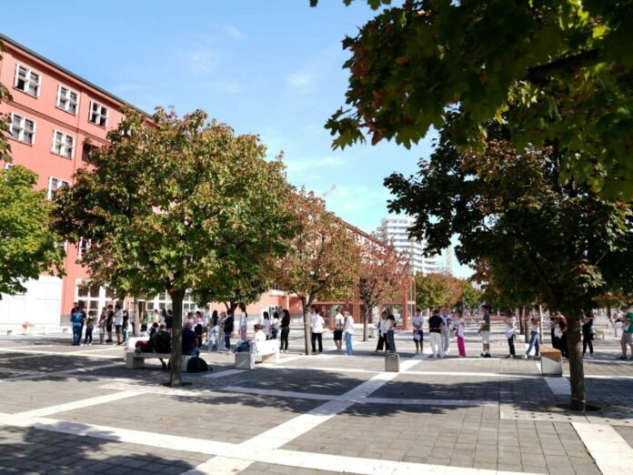 Coda degli studenti per il Test d' ingresso di medicina in inglese all' Universita Bicocca