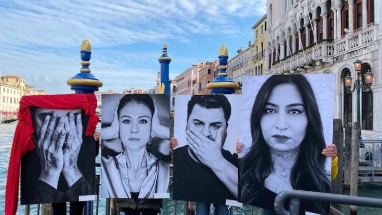 “I Muri del Silenzio” salgono in gondola a Venezia
