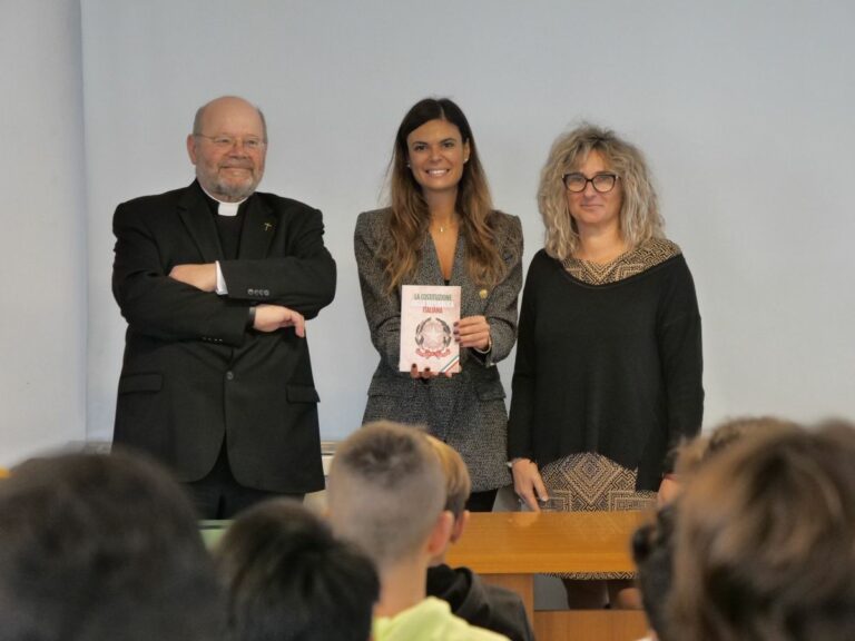 La presidente Damiano consegna la Costituzione agli studenti della Santa Caterina