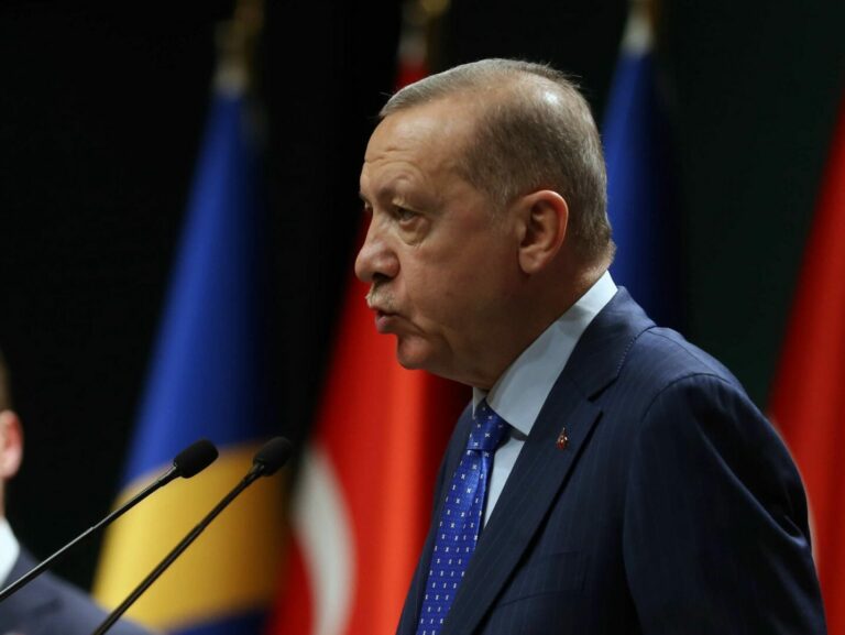 Sei morti e 81 feriti in una esplosione a Istanbul. L’attentato sarebbe opera di una donna. Erdogan: “Atto vile”