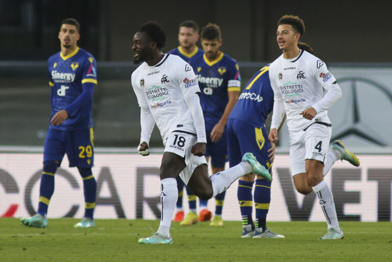 Doppietta Nzola, lo Spezia vince in rimonta a Verona