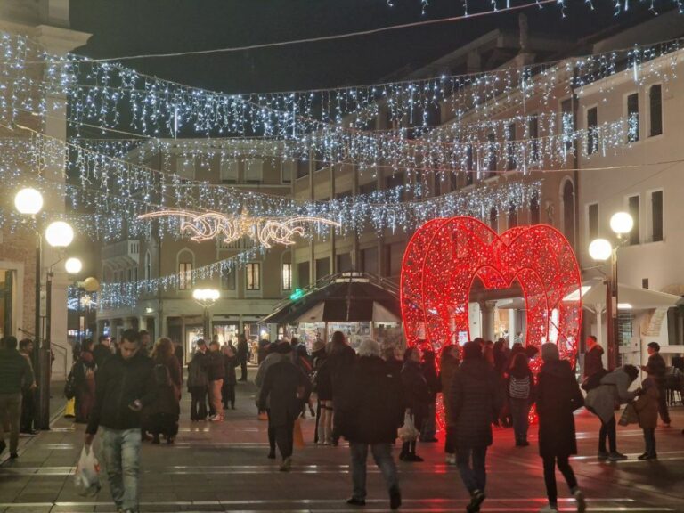 Il Natale accende piazza Ferretto con un albero di 15 metri