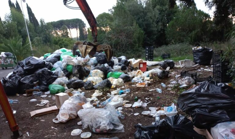 Roma, rimossi 57 quintali di rifiuti a largo Perassi