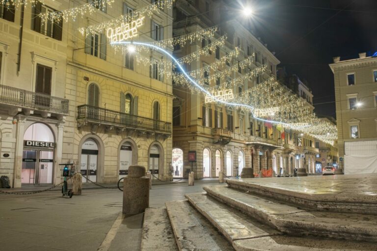Natale a Roma, accesi l’albero di Piazza Venezia e le luminarie di Via del Corso