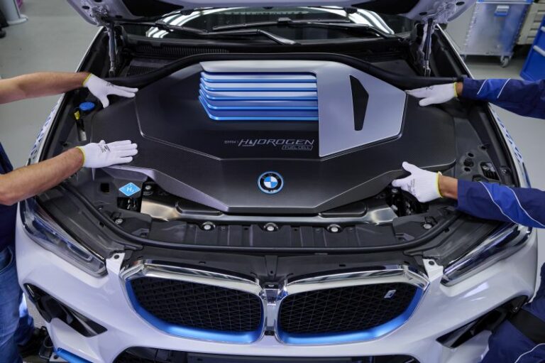 Bmw avvia la produzione della iX5 a idrogeno
