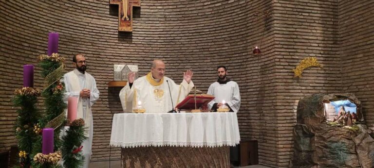 Ciclisti Athletica Vaticana portano doni a bambini malati