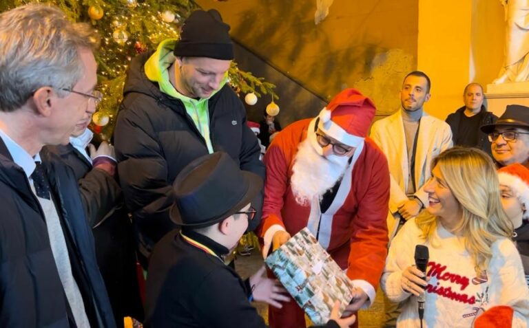 Doni ai bambini bisognosi, a Napoli festa di Natale con Clementino
