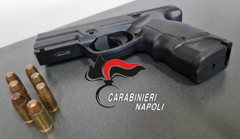 Padre e figlio rapinano sala slot nel Napoletano, arrestati