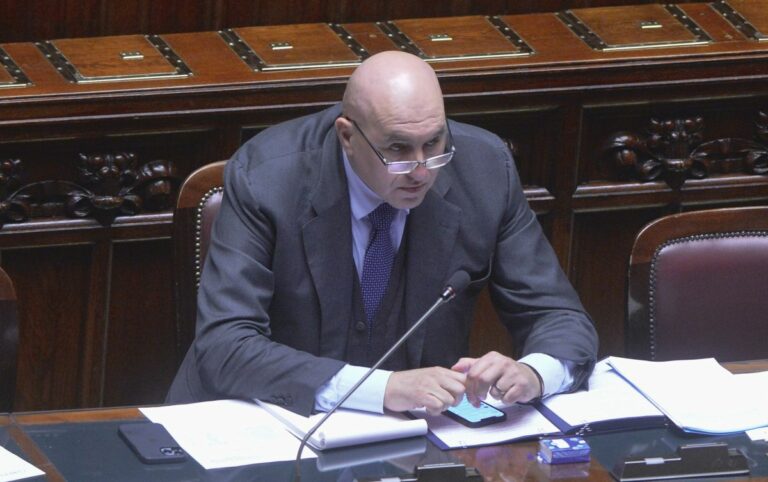 Crosetto “Mandare via i burocrati del no o l’Italia non riparte”