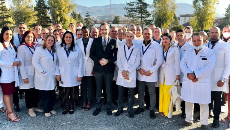 Calabria, arrivati 50 medici cubani. Occhiuto “Ce l’abbiamo fatta”