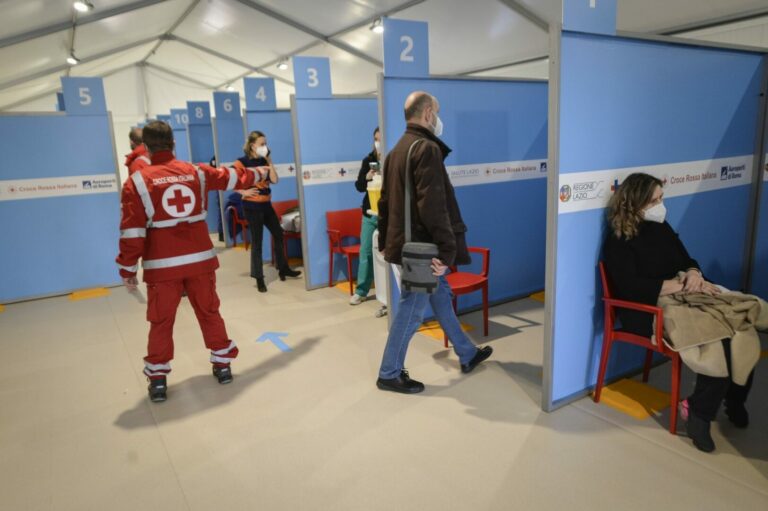 Covid, riprendono i test a Fiumicino per i voli provenienti dalla Cina