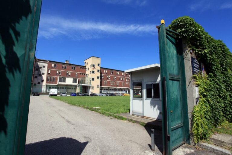 Milano, evasione e incendi nel carcere minorile Beccaria