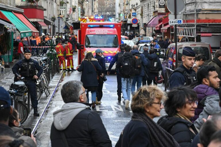 Sparatoria a Parigi, tre morti. Scontri fra polizia e comunità curda