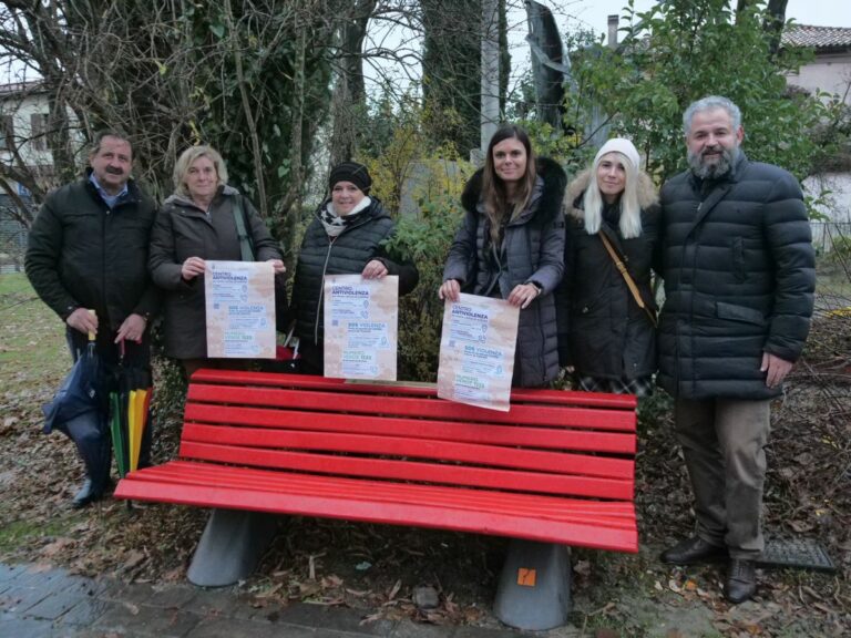 La presidente Damiano inaugura panchina rossa a Tessera