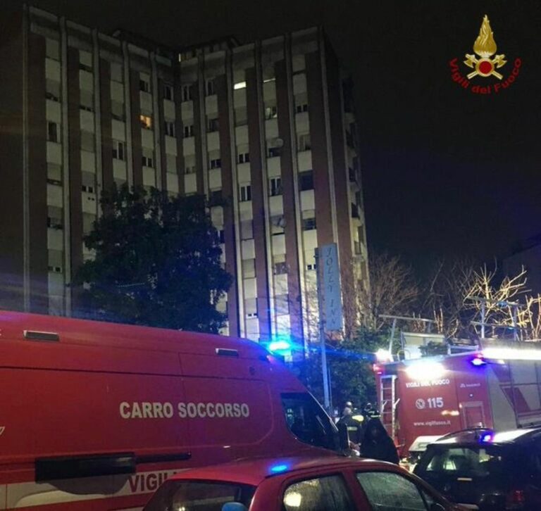 Milano, incendio in ex residence occupato da senzatetto, 40 evacuati