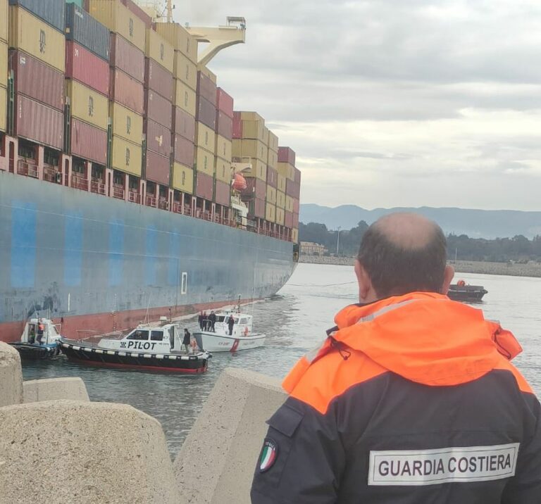 Nave con bandiera panamense incagliata al porto di Gioia Tauro