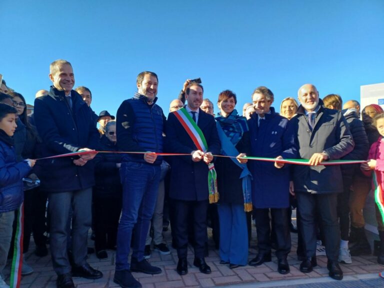 Piazza sopraelevata a Cinisello Balsamo, Salvini e Fontana al taglio del nastro