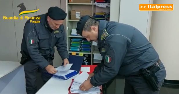 Fabbrica di diplomi falsi nel Foggiano, 3 arresti e perquisizioni