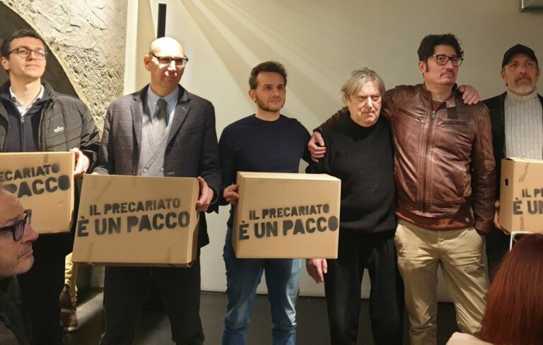 Flash-mob a Milano, M5s e Skiantos insieme contro la piaga del precariato