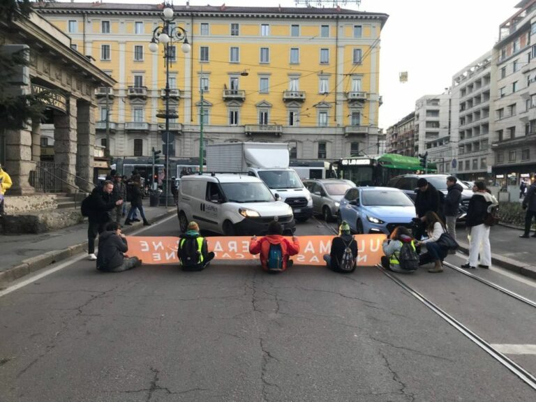 Milano, ambientalisti bloccano traffico in piazza Cinque Giornate
