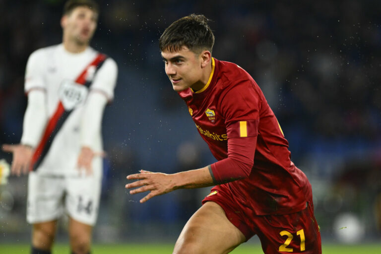 Magia Dybala, la Roma batte il Genoa e va ai quarti