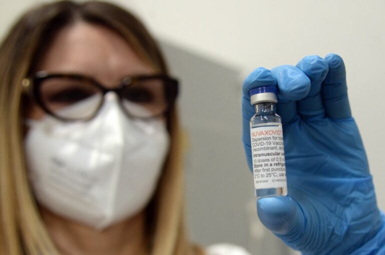 Covid, diminuiscono positivi (84.076) e decessi settimanali (576)