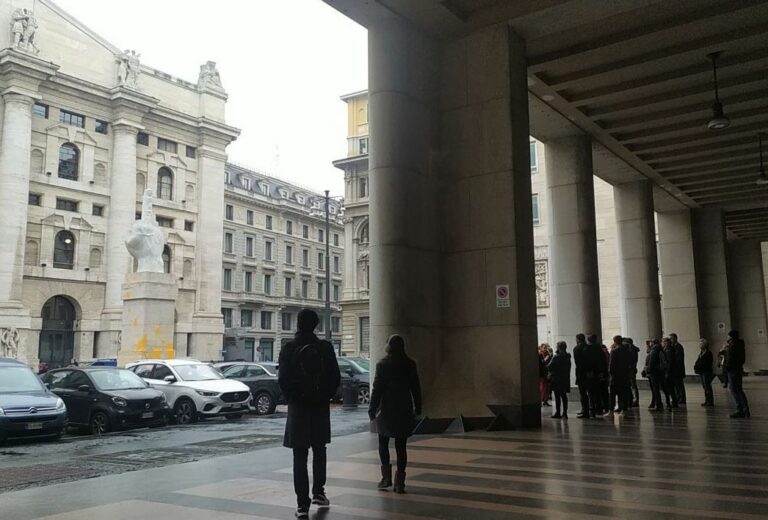 Gli attivisti di Ultima Generazione imbrattano “il Dito” di Cattelan a Milano