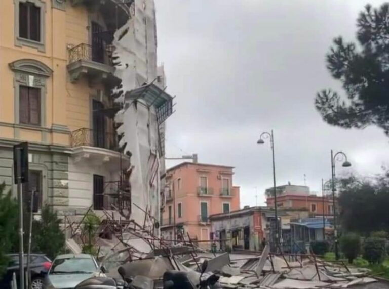 Il maltempo provoca danni in molte zone di Napoli
