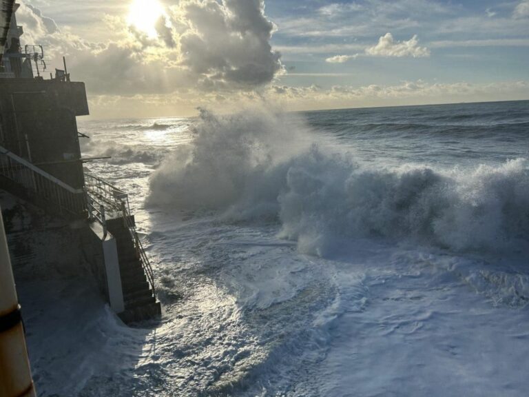 Maltempo, in Liguria danni per forte mareggiata