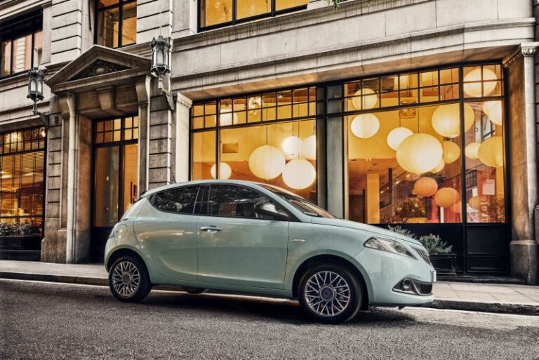 Lancia, nuova gamma Ypsilon più connessa e più efficiente