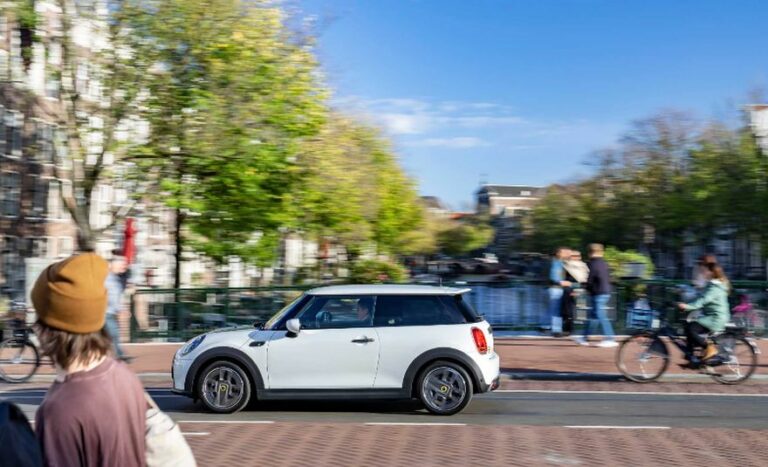 Mini, nel 2022 domanda in crescita per i modelli elettrificati