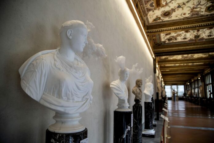 Firenze, Galleria degli Uffizi mostra Seduzione' di Koen Vanmechelen