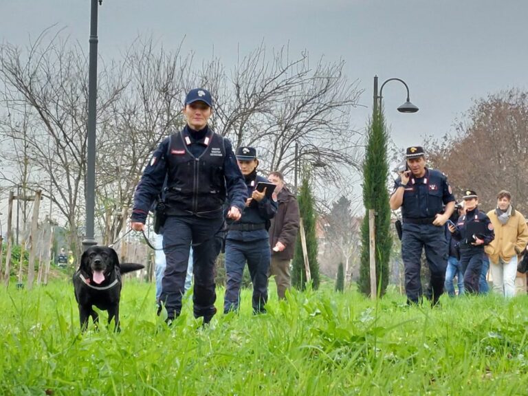 Bocconi avvelenati al parco a Firenze, sopralluogo dell’unità cinofila dei carabinieri